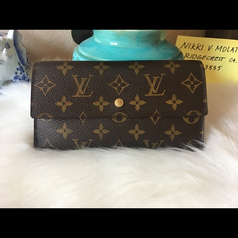 ❌sold❌authentic pre owned 3fold long wallet
